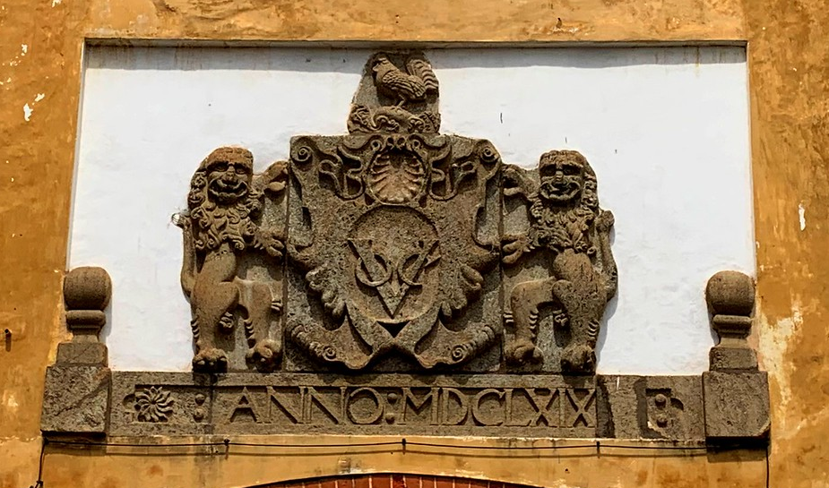 Герб Голландской Ост-Индской компании (VOC) над воротами форта Галле, Шри-Ланка