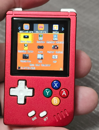 Почти как коробок спичек, только игровой. И потяжелее.