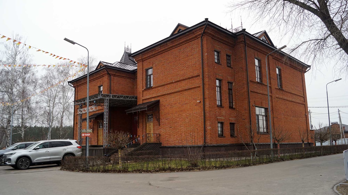 Это здание открыло свои двери для детей в 1913 году. К нашему времени оно пришло в запустение