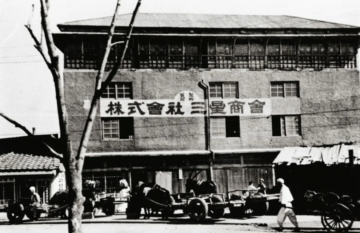 "Первая торговая лавка Samsung в 1938 году. Здесь всё началось – с продажи риса и лапши."