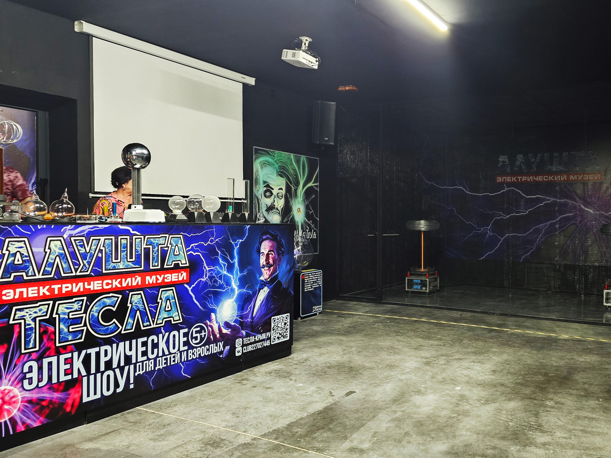 Вся экспозиция находится в одном помещении. Я не сказала бы, что оно очень большое, но это с лихвой компенсируется интересной экспозицией и шоу