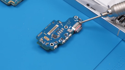    PhoneRepairGuru / YouTube