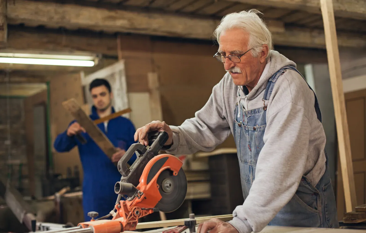 Давайте сегодня разберёмся максимально подробно и «по полочкам», почему же в нынешних реалиях все работодатели, вне зависимости от формы собственности, стремительно меняют своё отношение к возрастным сотрудникам.