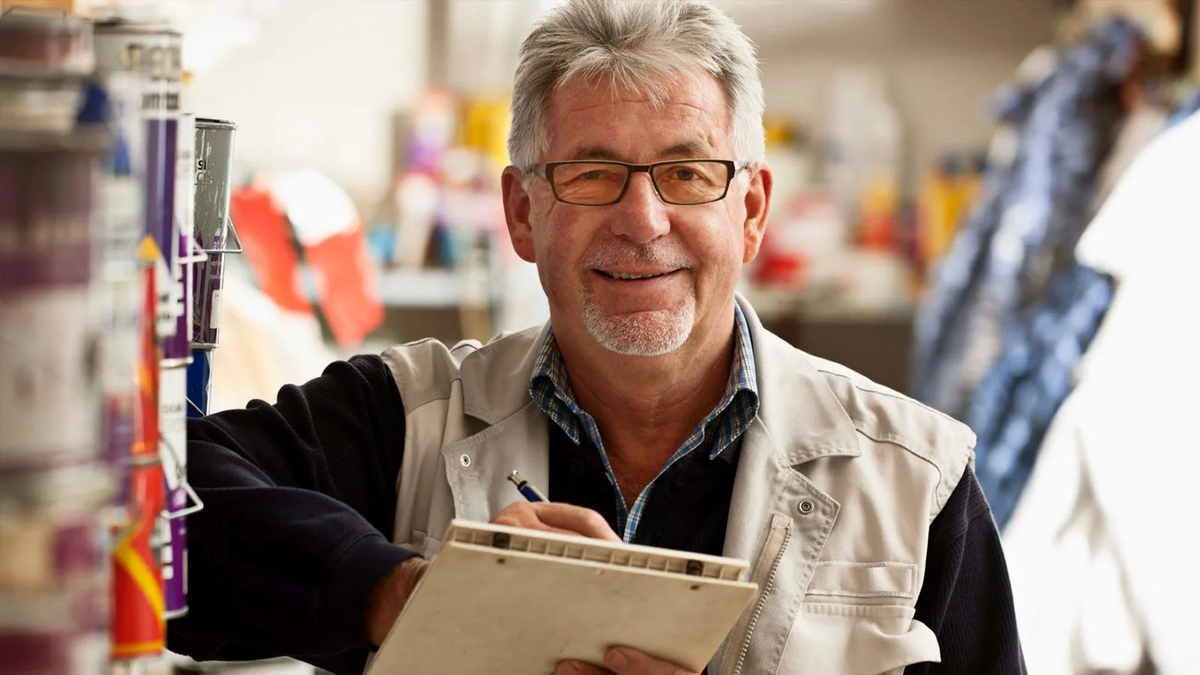 Согласитесь, когда работодатель видит человека «за 50 лет», который приходит на работу вовремя, без опозданий и больничных, это вызывает у него уважение даже на уровне подсознания. 