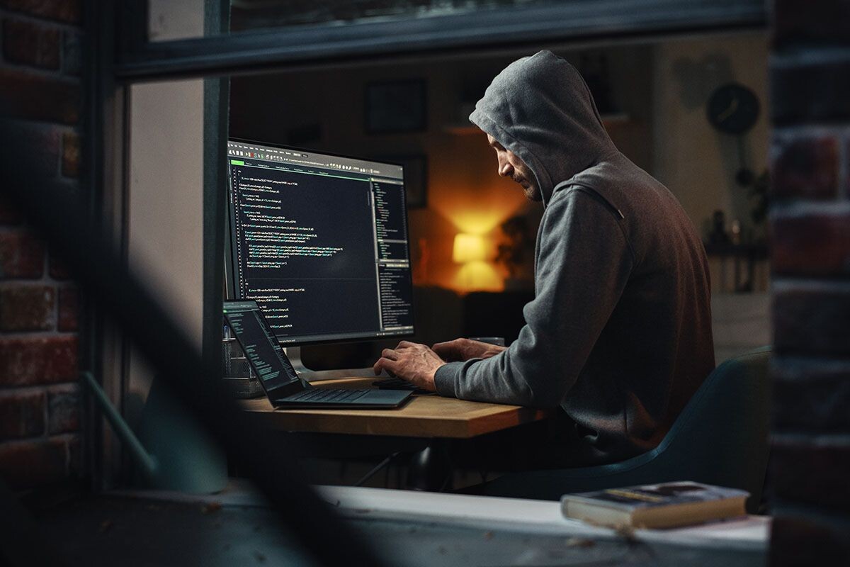 С января по ноябрь 2024 года от рук хакеров пострадали 350 тысяч россиян. Источник: Shutterstock📷
