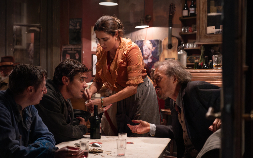  К слову, за тем же столом, где сидит Модильяни, сидел и Пикассо. А противостоянию двух художников даже посвящен отдельный фильм Майкла Дэвиса «Модильяни» (18+). Фото: Кинопоиск