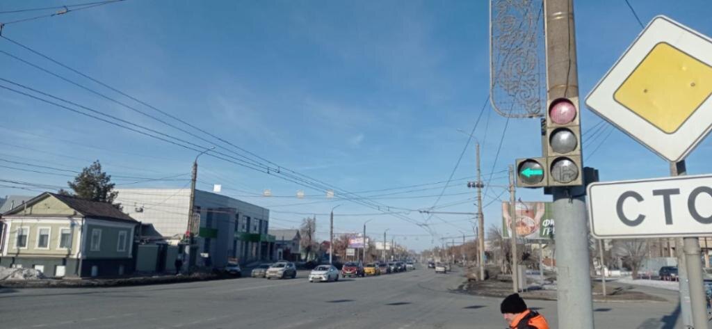    Светофор на перекрестке улиц Терешковой и Орской заработал, его оснастили дополнительной секцией поворота налево