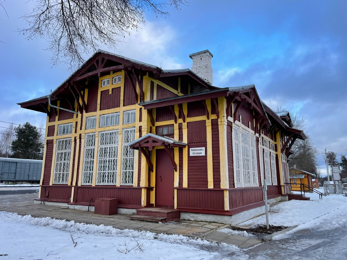 Железнодорожный вокзал станции 4-го класса "Куженкино", 1902-1906 гг постройки. Фото автора, январь 2025