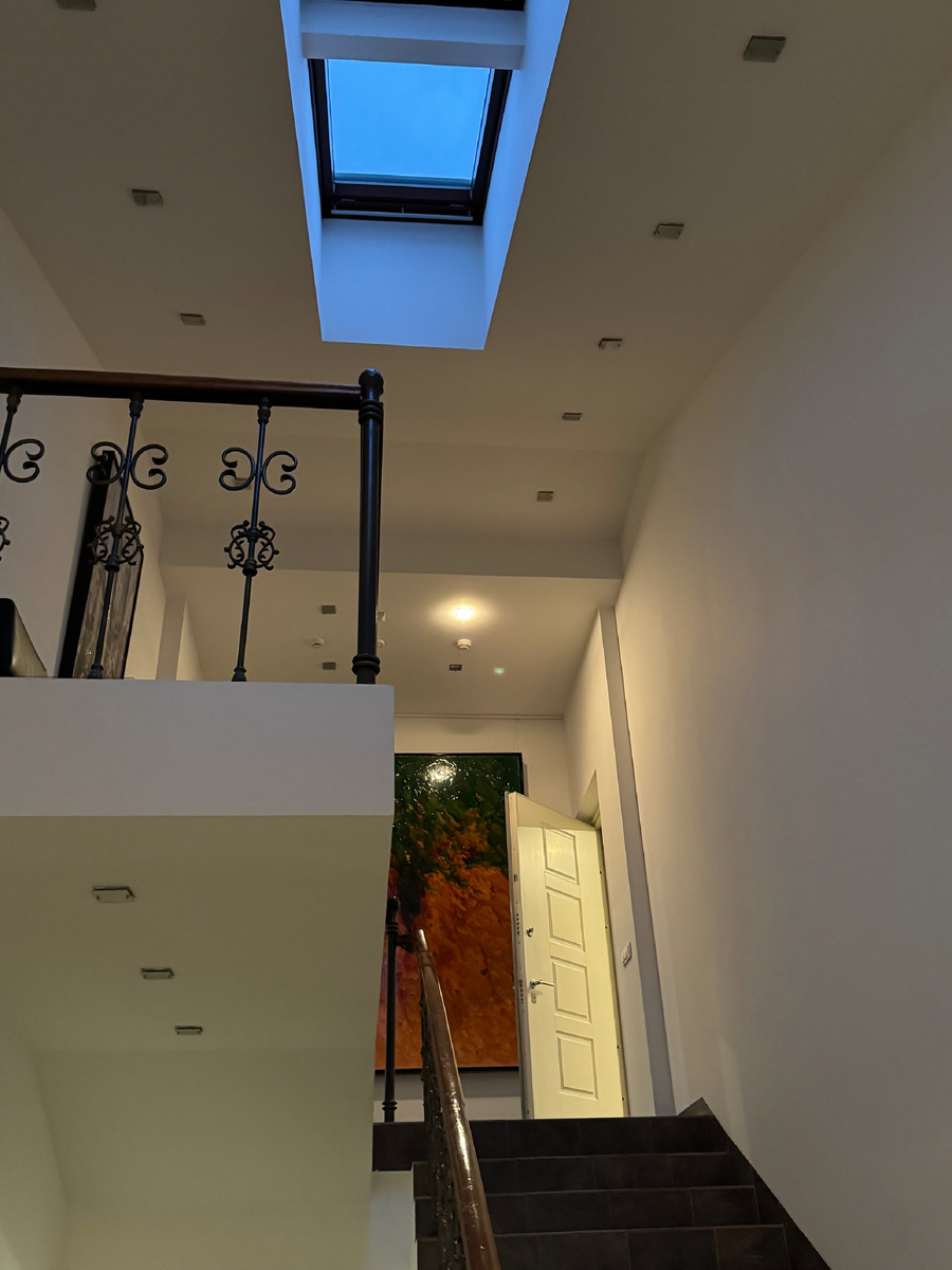 На четвертом этаже в подъезде здания