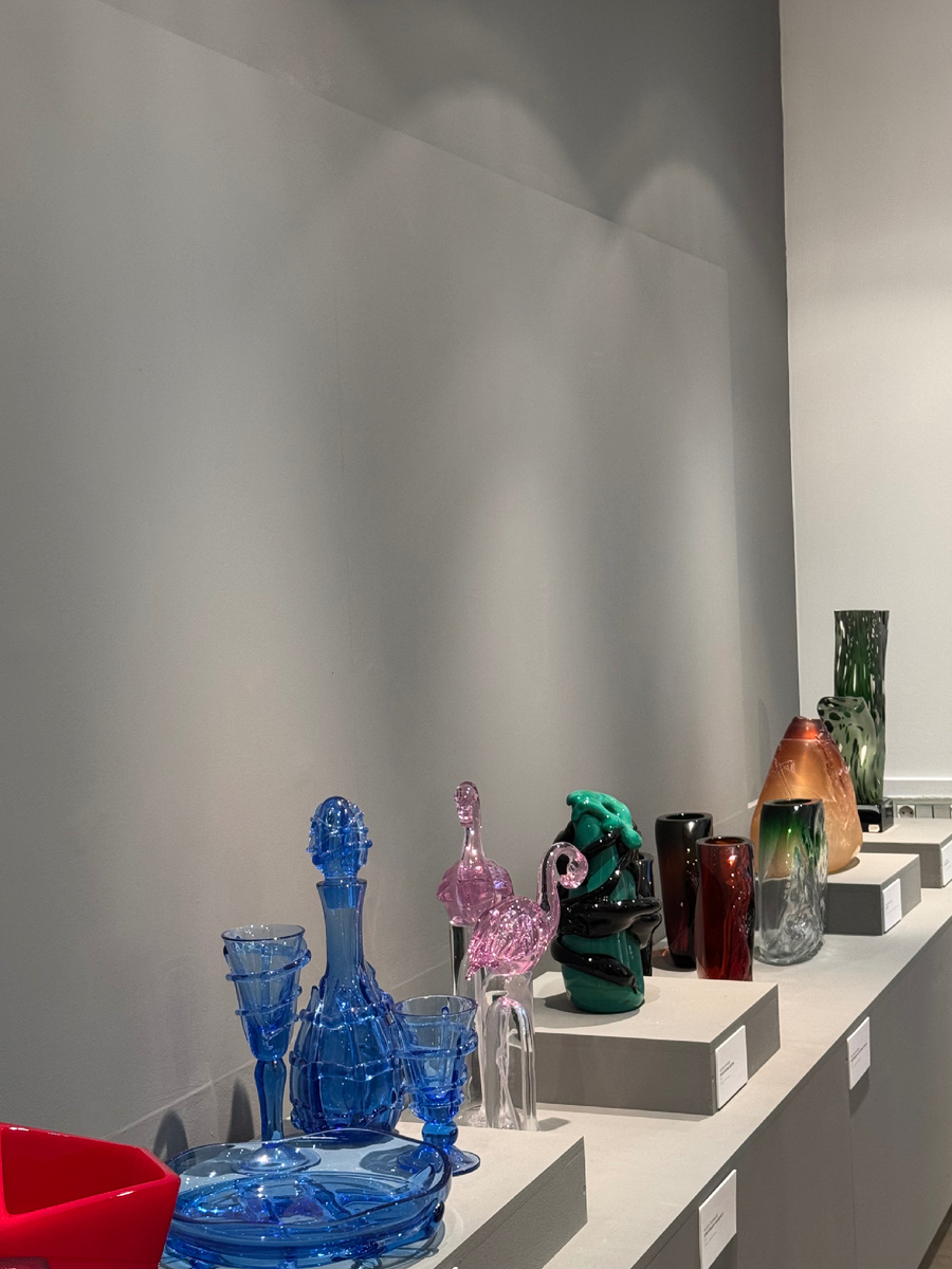 Объекты в первом зале выставки