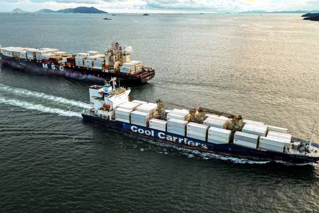 Два грузовых судна проходят мимо друг друга при входе и выходе из Панамского канала в Тихом океане недалеко от Панама-Сити, 2024 год. Мартин Бернетти/AFP через Getty Images