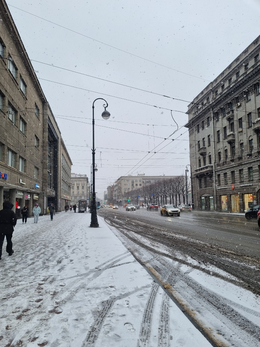 Клиника находится напротив метро Петроградская