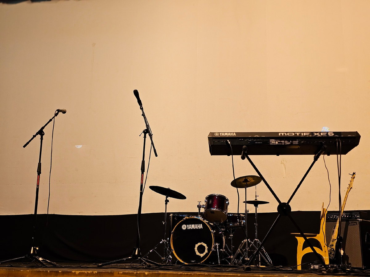 Сцена в ожидании музыкантов