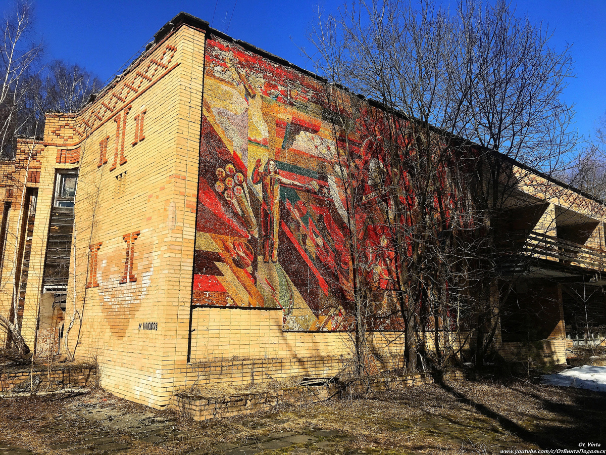 Типовой здание клуба-столовой с мозаикой