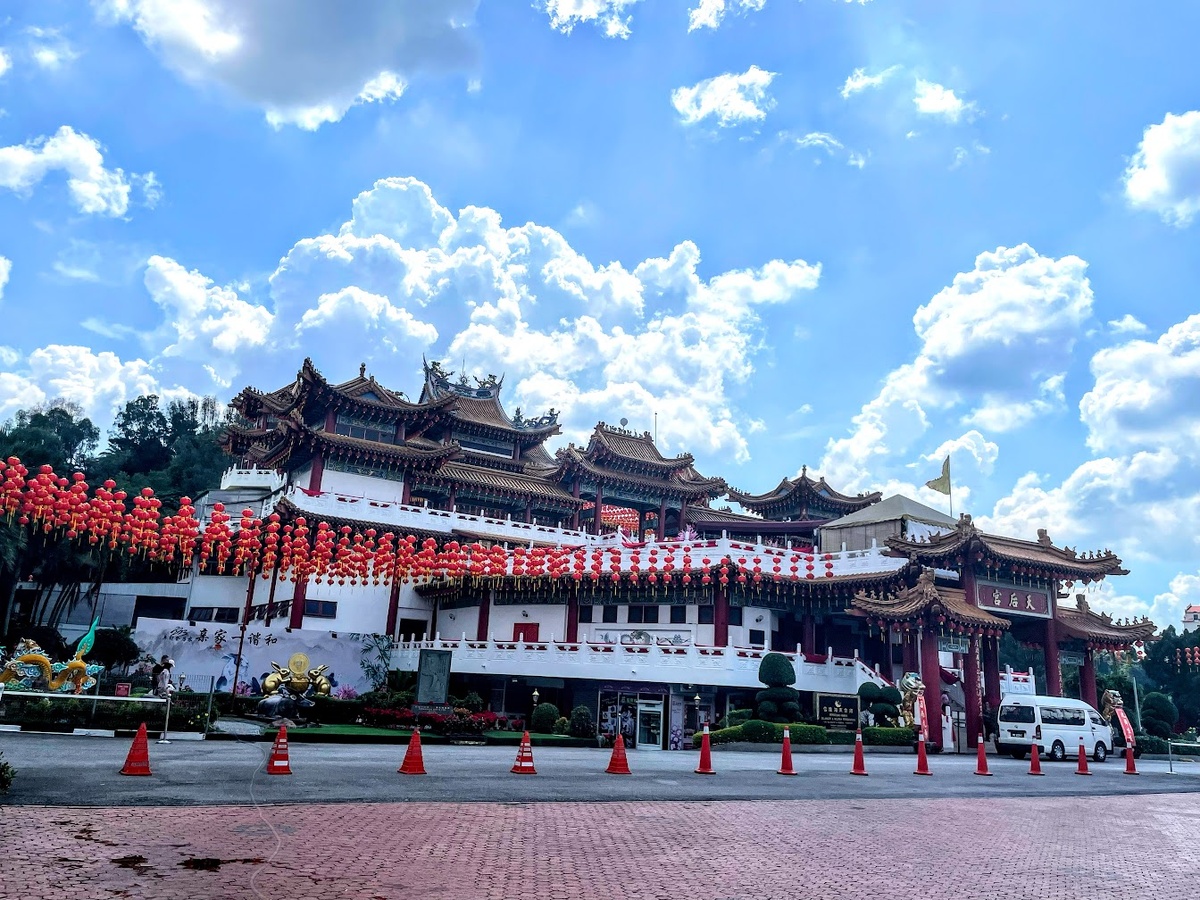 Вид на храм от входа (смторите подборку)