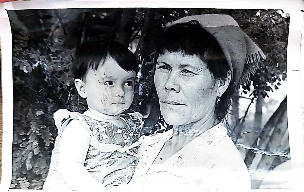 Дочь китайца и русской, старшая из шести детей, пережила войну, объехала всю страну в поисках постоянного прибежища. Как и все мы искала простого человеческого счастья, но, кажется, оно было редким гостем в её жизни.