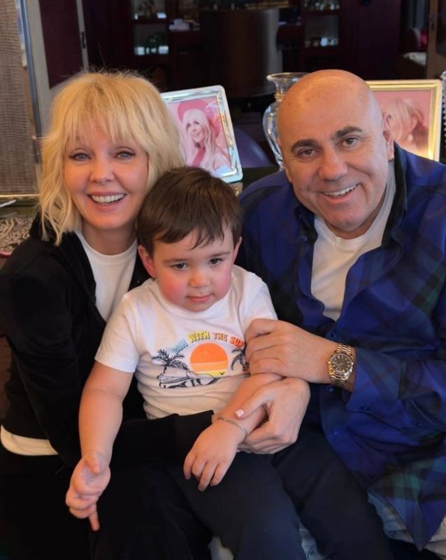    Иосиф Пригожин с внуком и женой Валерией/ соцсети