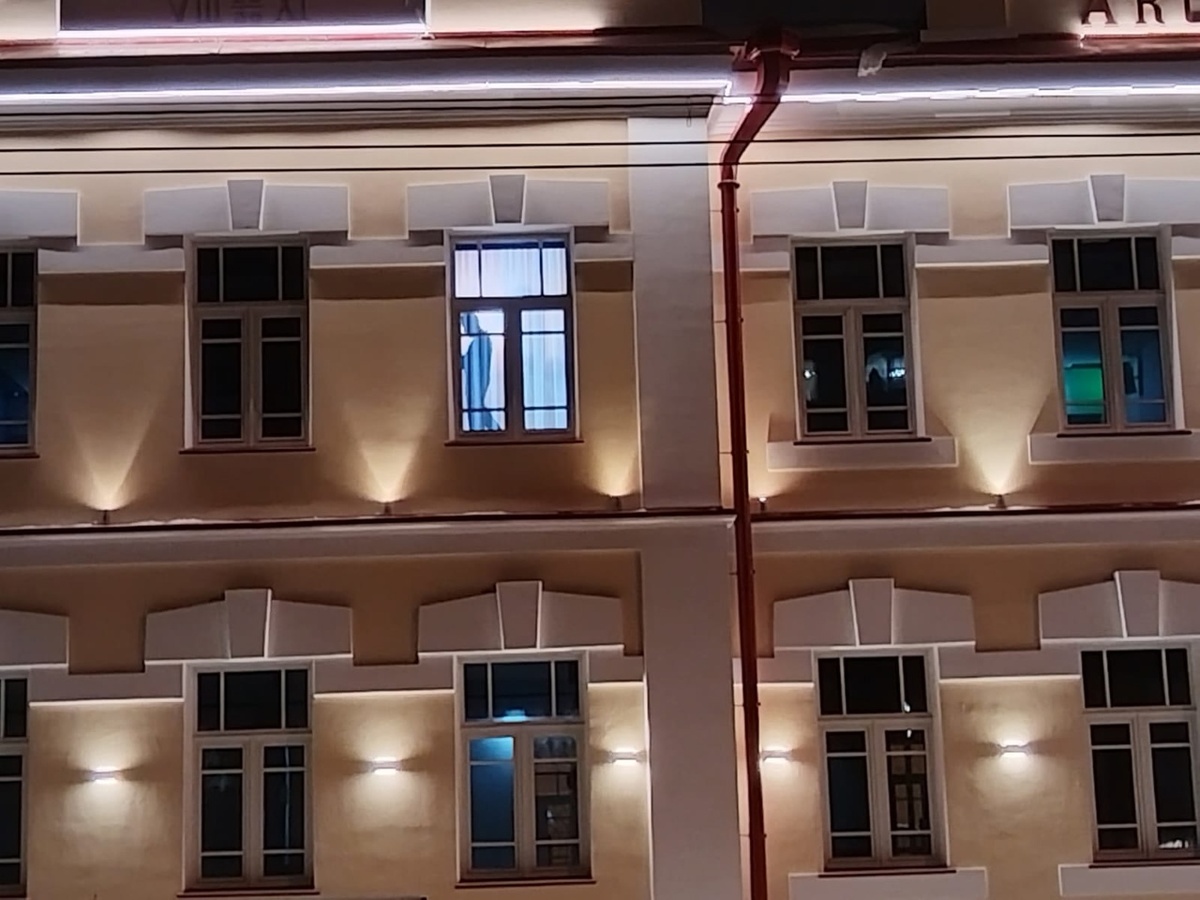 Здание музея. В окне видна тень Кондратюка.