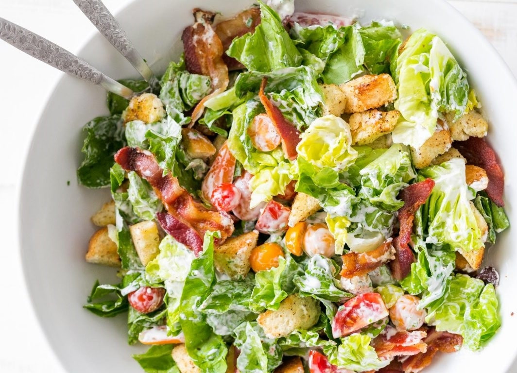 Фото с сайта: https://img.povar.ru/main-micro/c4/55/27/d1/shustrii_salat_s_suharikami-463744.jpg