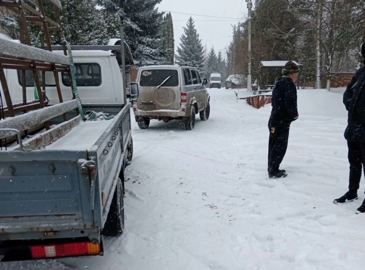    Волонтёры «Курск Джип спас» помогли «Газели» подняться в горку