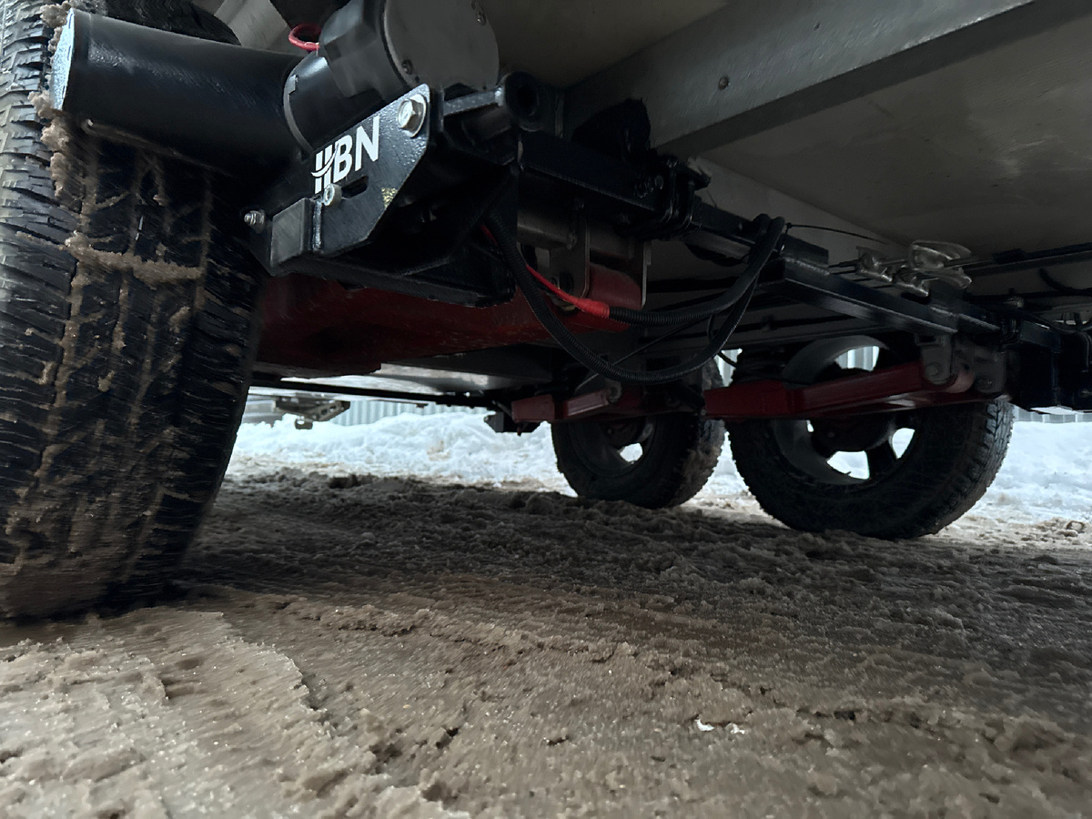 Караван на обзоре обзоре оборудован электромоторами для маневрирования на стоянке.