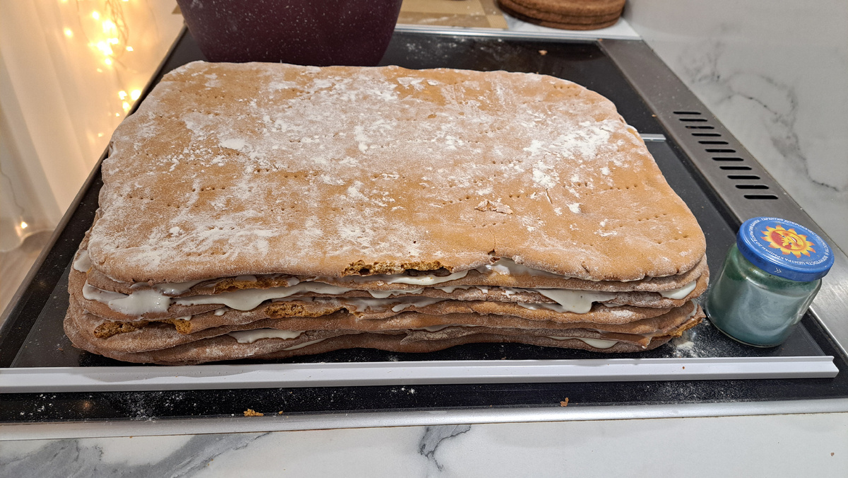 Коржт с кремои для будущего дракона