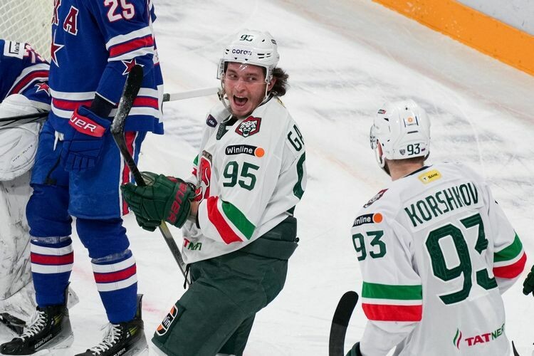    Болельщики праздновали хет-трик Артема Галимова.   
Фото: ak-bars.ru