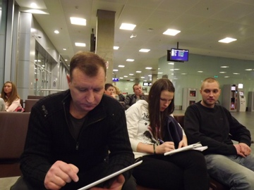 В ожидании полета. И все в своих гаджетах..