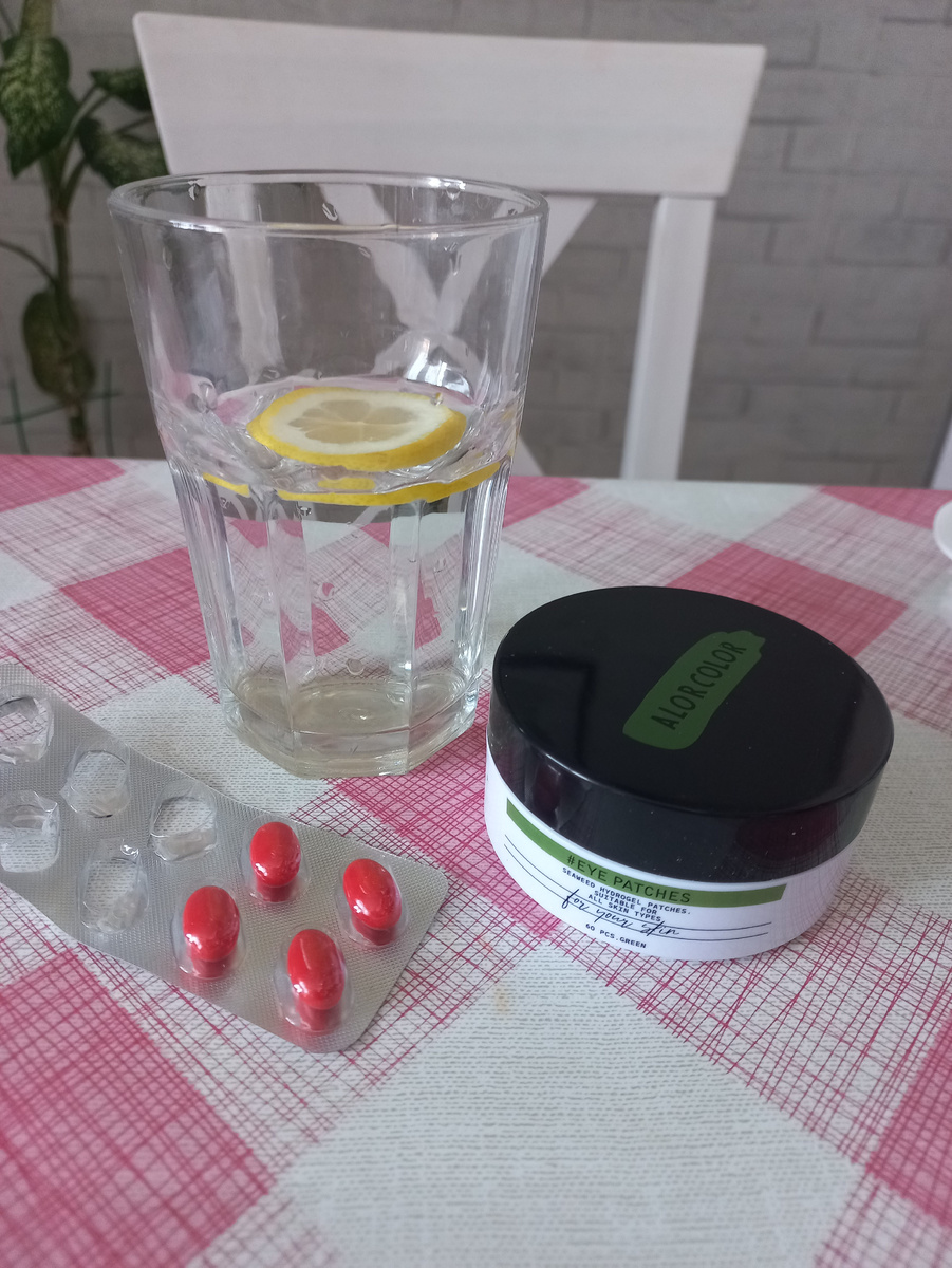 Вода с лимоном , патчи , витамины по случаю весны
