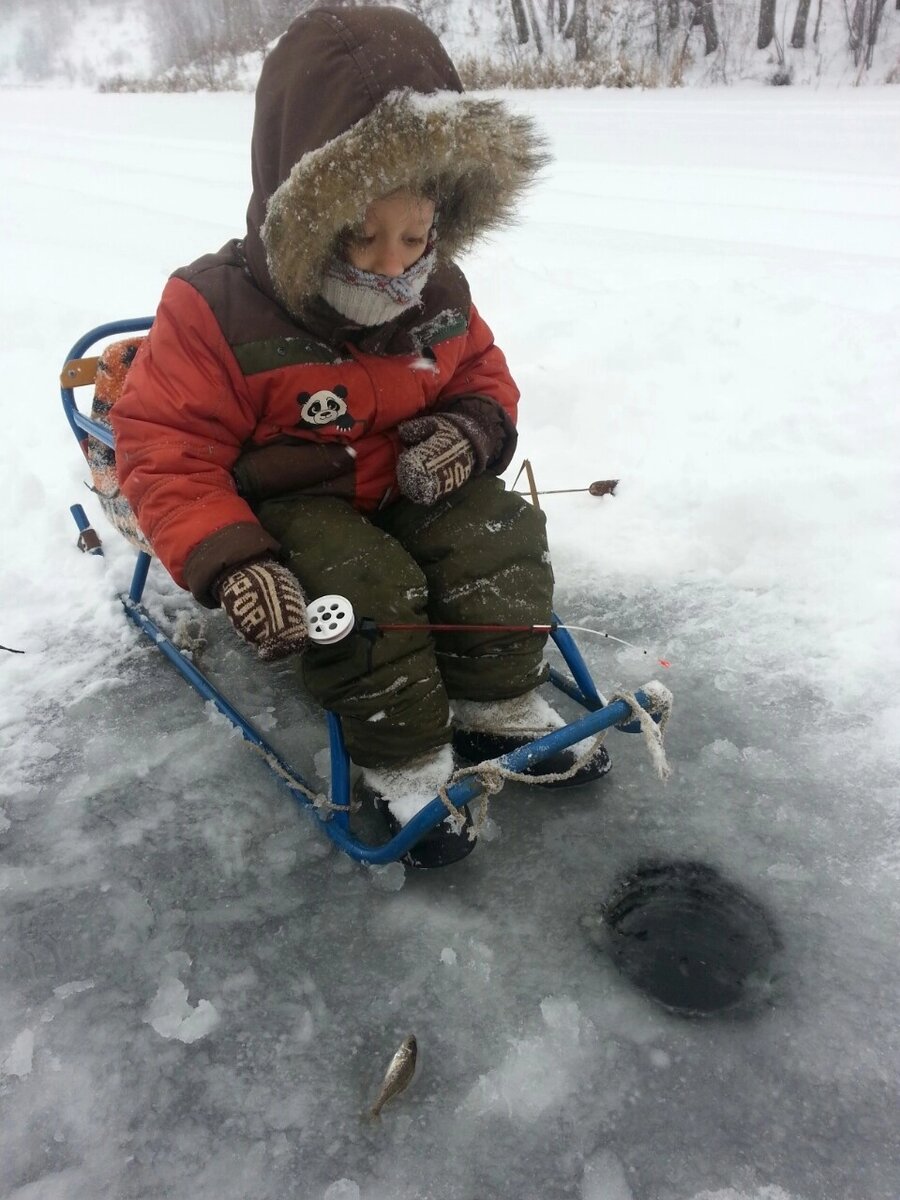    То самое фото Егора на первой рыбалке. Фото: Из личного архива/ Егор Гришин