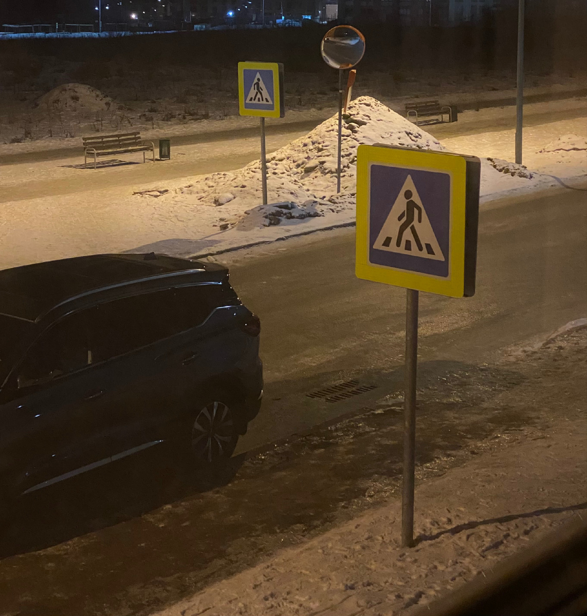 Кстати сегодня тоже стоит не по правилам, но хоть спасибо не между двумя знаками. 