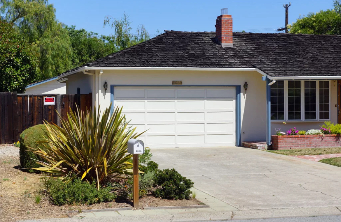 Именно отсюда два друга, Джобс и Возняк, начали строить компанию, которая покорит мир.