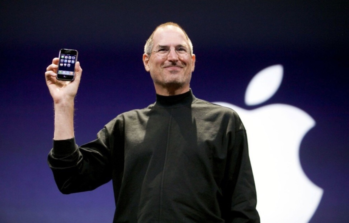 Момент, который изменил мир технологий: Джобс представляет первый iPhone, который навсегда уничтожит кнопочные телефоны.

