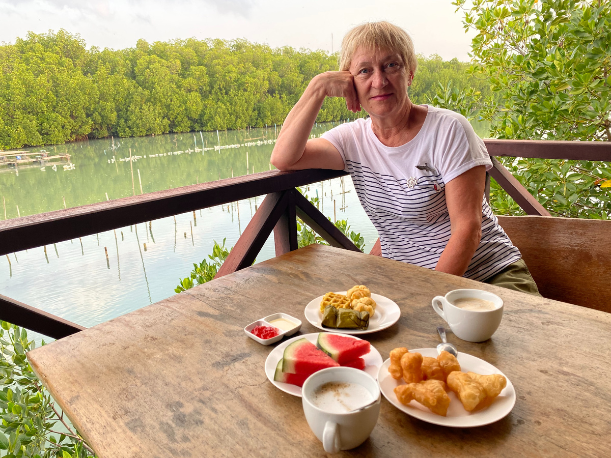 С утра прохладно у реки, красота