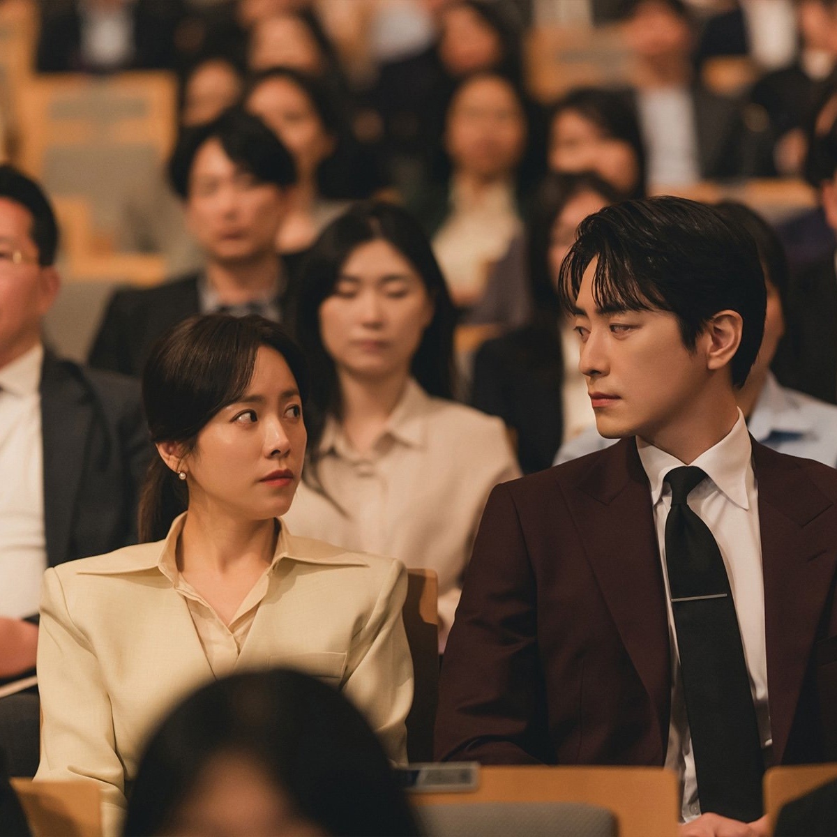 Ю Ын Хо и Директор Кан Джи Юн. 