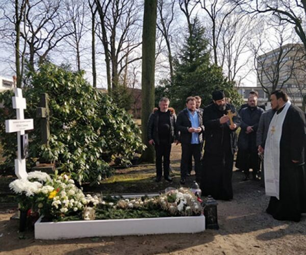 Чтение молитв у могилы 