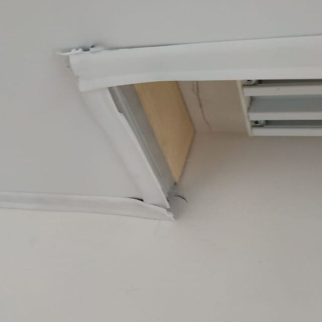 Ужасно установили вставку в натяжной потолок