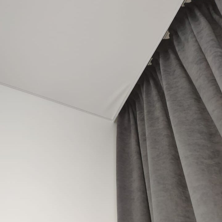 Плохо заправили тканевый потолок