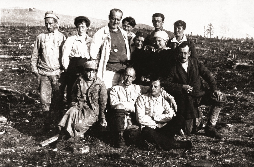 А.Е.Ферсман среди участников Хибинской экспедиции, 1921 г. Н.Н. Гуткова .
