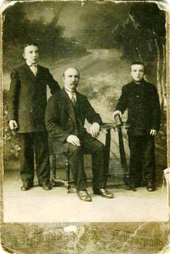 Прадед, И.Д. Калошин (в центре), Шура (слева) и Петя (справа). Фотоателье Гершуни. Петроград. 1914-15 гг..