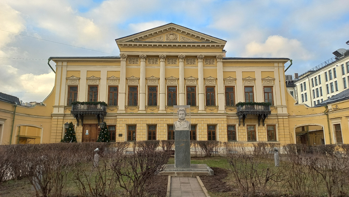 Библиотека-читальня им. Пушкина (Спартаковская ул. дом 9 стр.3) Фото автора сделано 02/02/2025 - невероятно, но факт... Снега нет... Трава зеленая, небо голубое ))