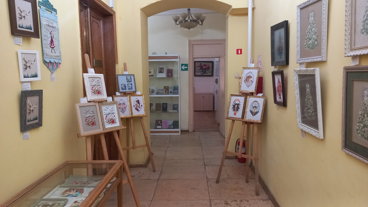 Выставка вышитых картин : "Рождество Норы Корбетт" Фото автора