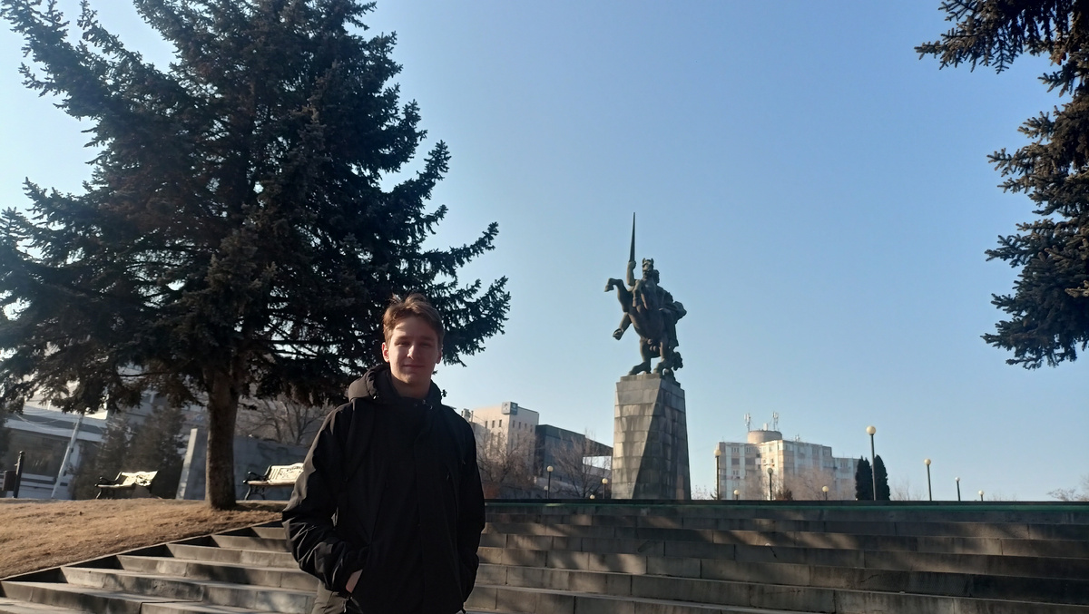 Сам памятник находится в спальнике Еревана