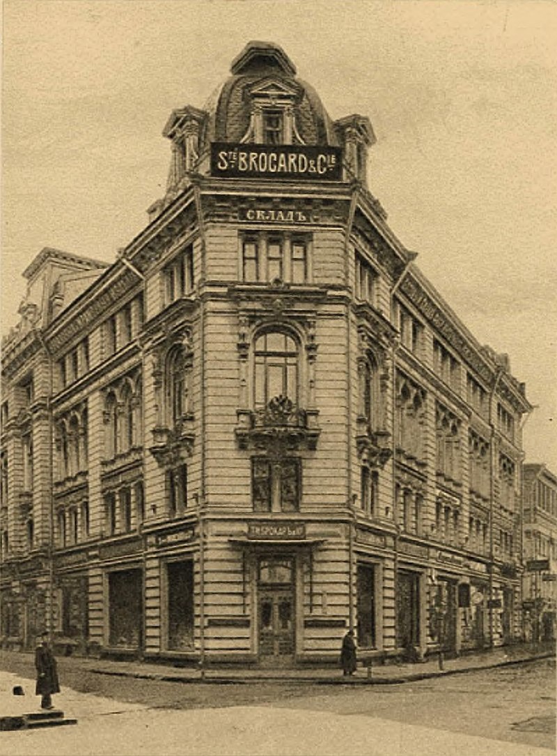 Фирменный магазин на Никольской улице в Москве