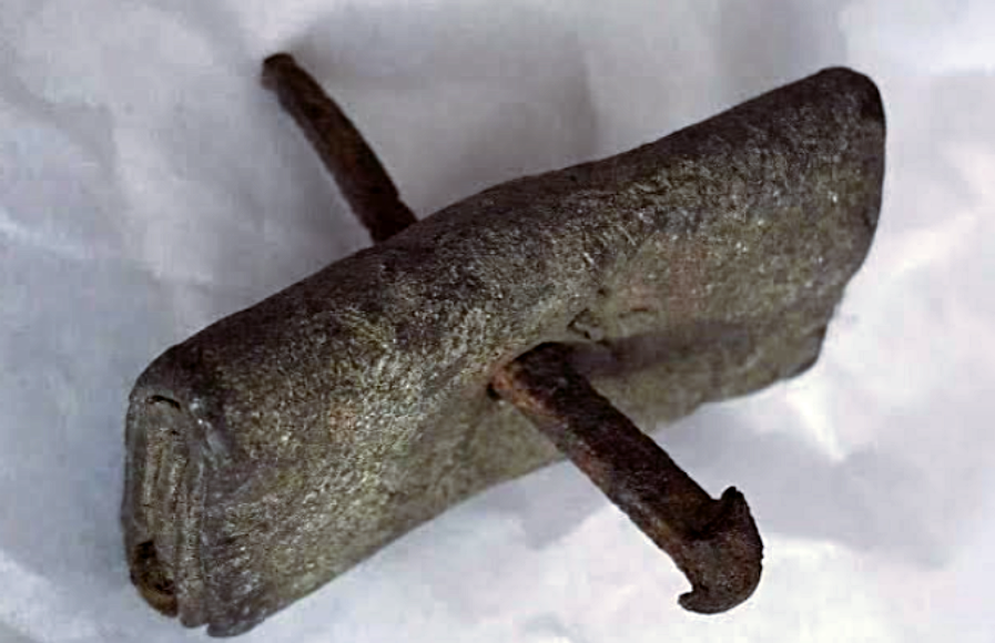 Тот самый свиток, пробитый гвоздём, фото: freepik.com