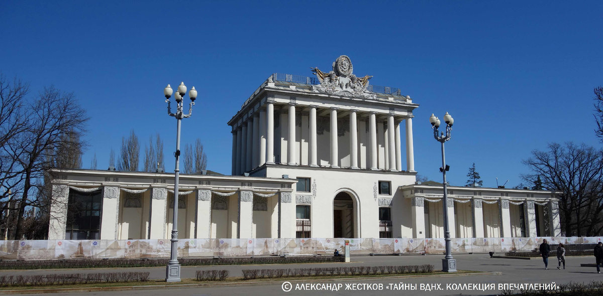 Павильон № 64 "Оптика". Фото автора из книги "Тайны ВДНХ. Коллекция впечатлений"