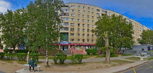 В левой части этого дома был тот самый магазин с пластинками. 