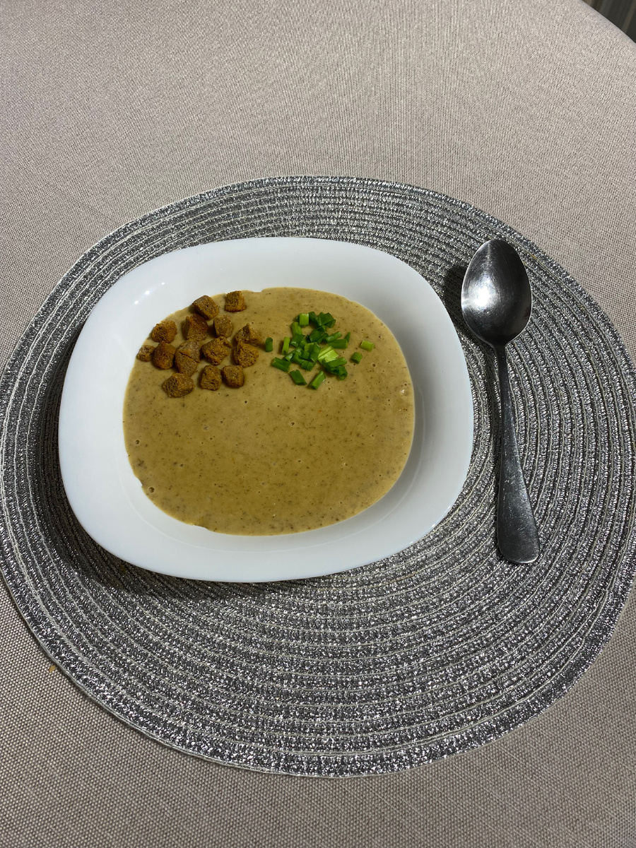 Моя первая статья на канале будет удостоена грибному супу пюре с картофелем, уж очень вкусным и сытым он получается! 