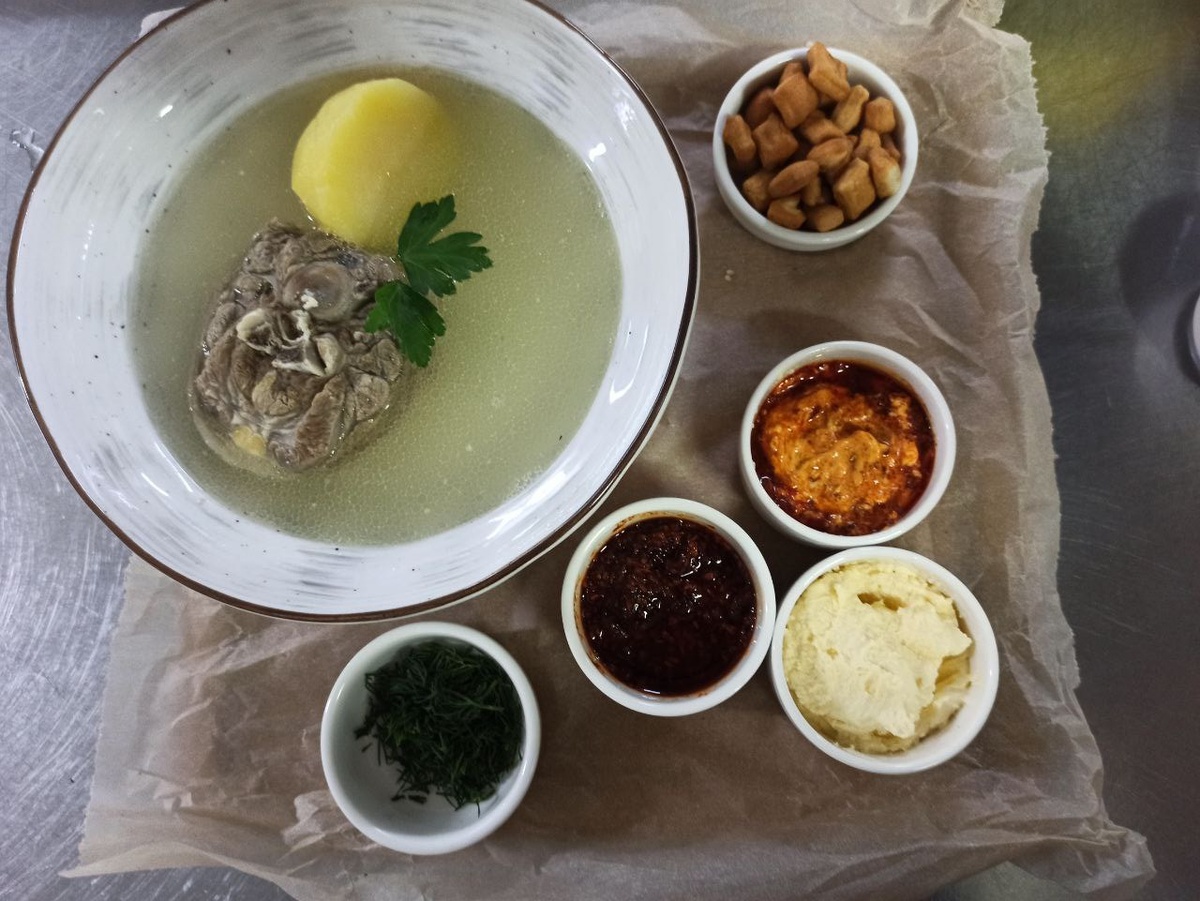 Подача шорпы на прозрачном бульоне