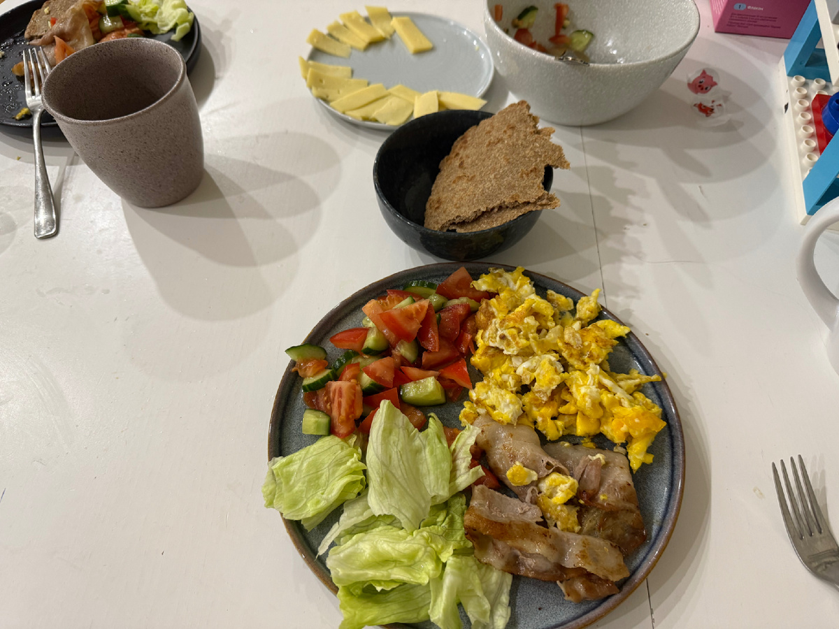 Я присоединилась к завтраку чуть позже остальных, поэтому вы видите надкусанные лепешки и полупустые тарелки) 